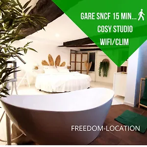 équipé Avec Lit Rond / Baignoire Ilot / Table Massage Aux Arcs Appartement